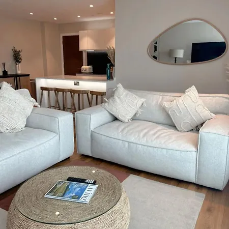 Luxurious Racers Roost, 2Br- Ensuite, Steps From Minster, Xmas Market, Lift, Fast Wifi Appartamento