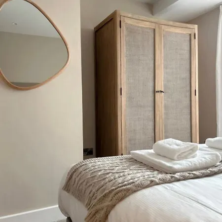 Luxurious Racers Roost, 2Br- Ensuite, Steps From Minster, Xmas Market, Lift, Fast Wifi Appartamento York
